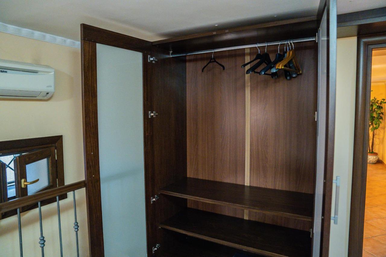 Domus Ugo Apartment Napoli Ngoại thất bức ảnh